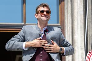 皇冠体育-图片报：穆勒在周日庆典上戴多功能墨镜，可录视频、实时翻译等