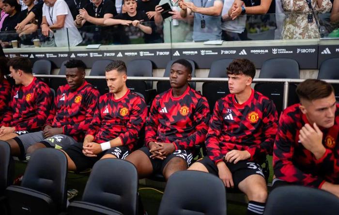 Crowns Sports-曼联梅努或压哨离队，转会窗口最后一周成关键