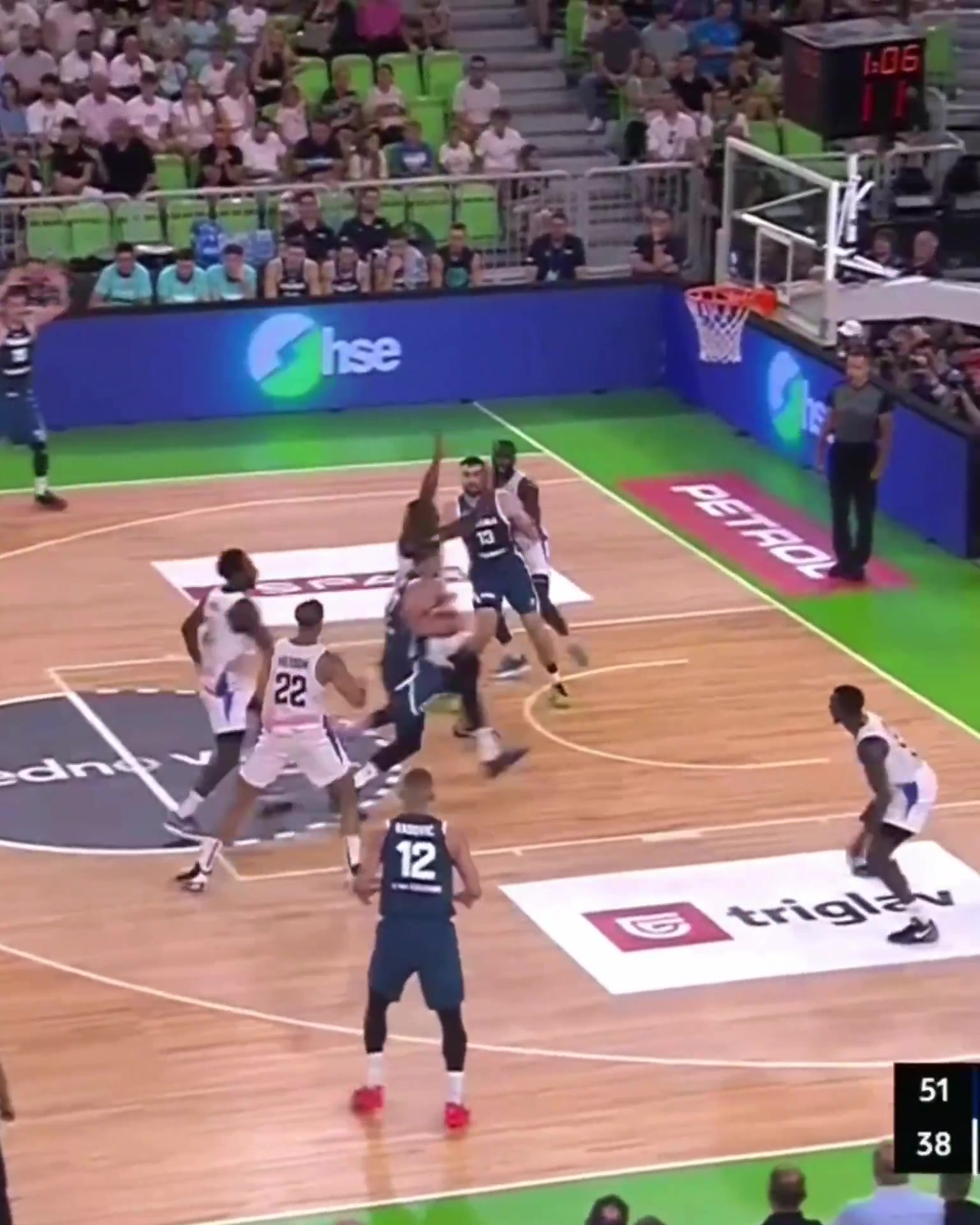 湖人欣喜若狂！东契奇灵动突破直闯禁区 多人合围中脑后妙传惊艳全场