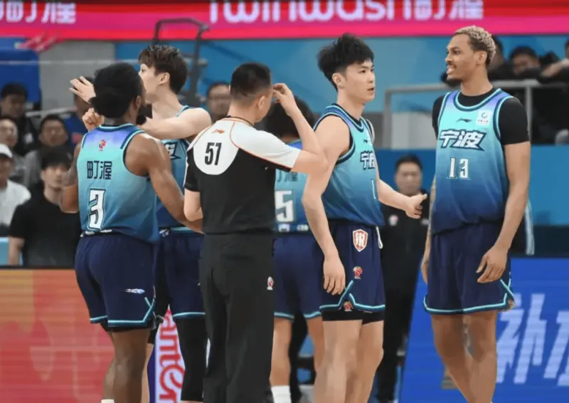 皇冠体育-官方：宁波男篮现场观众向场内投掷烟盒杂物，核减经费3万元